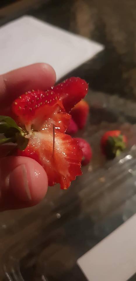 Detienen a una mujer en Australia por haber introducido agujas en cientos de fresas Detienen a una mujer en Australia por haber introducido agujas en cientos de fresas