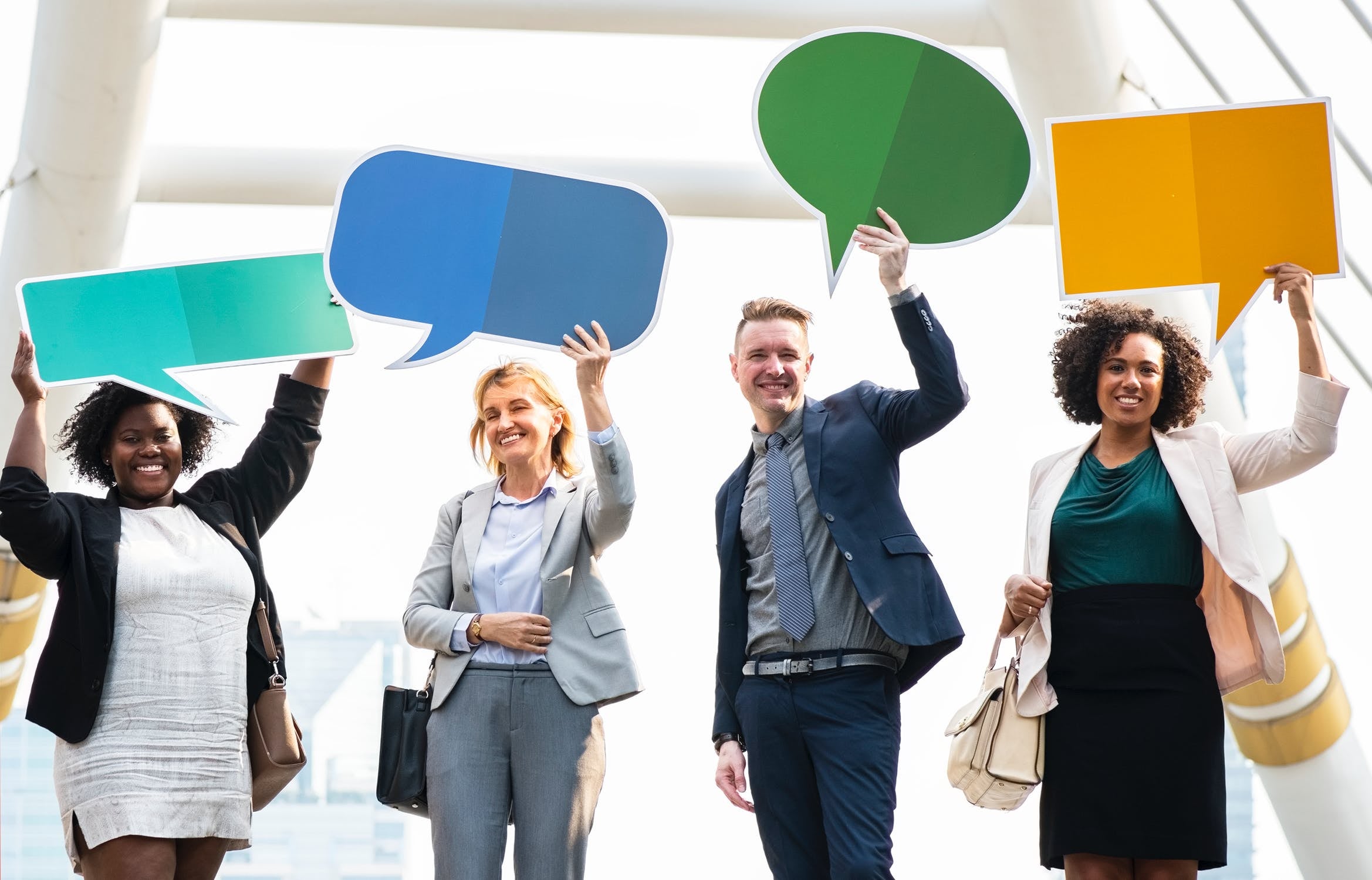 "Call", "cool", "random", "meeting"... Ens estem passant amb els anglicismes? "Call", "cool", "random", "meeting"... Ens estem passant amb els anglicismes?