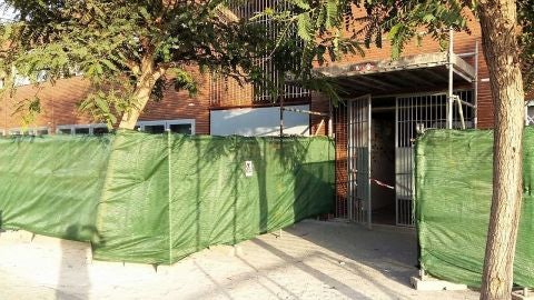 Imagen de archivo de la fachada acordonada del instituto de Torrellano de Elche.