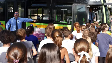 "El autobús al cole" ha llegado al colegio José María de la Fuente "El autobús al cole" ha llegado al colegio José María de la Fuente
