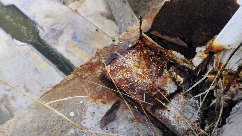 Corrosion en parte de la barandilla del puente del Ferrocarril de Elche