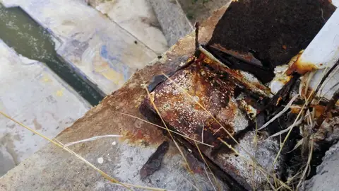 Corrosion en parte de la barandilla del puente del Ferrocarril de Elche Corrosion en parte de la barandilla del puente del Ferrocarril de Elche