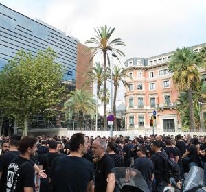Mossos a las puertas del Departamento de Interior para protestar por la falta de efectivos Mossos a las puertas del Departamento de Interior para protestar por la falta de efectivos