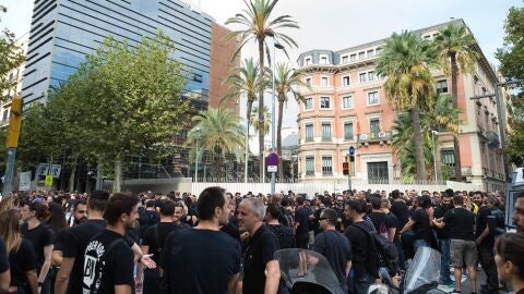 Mossos a las puertas del Departamento de Interior para protestar por la falta de efectivos