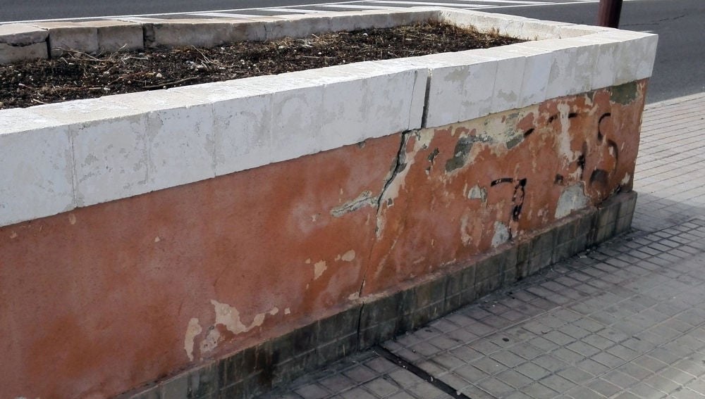 Parterre de hormigón deteriorado en el puente del Ferrocarril de Elche