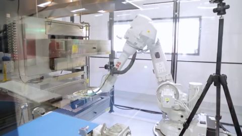 Una m&aacute;quina robotizada trabajando
