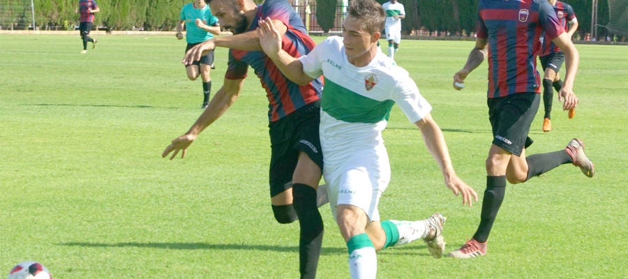 El delantero Cristo pugna por un balón durante el encuentro ante el CD Eldense. El delantero Cristo pugna por un balón durante el encuentro ante el CD Eldense.