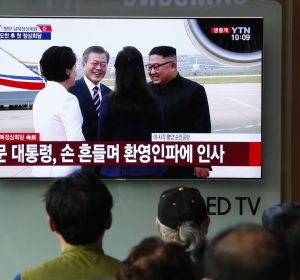 Imagen de televisión donde Kim Jong-un recibe a Moon Jae-in en el aeropuerto Imagen de televisión donde Kim Jong-un recibe a Moon Jae-in en el aeropuerto