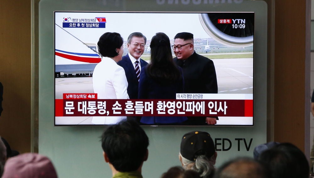 Imagen de televisión donde Kim Jong-un recibe a Moon Jae-in en el aeropuerto