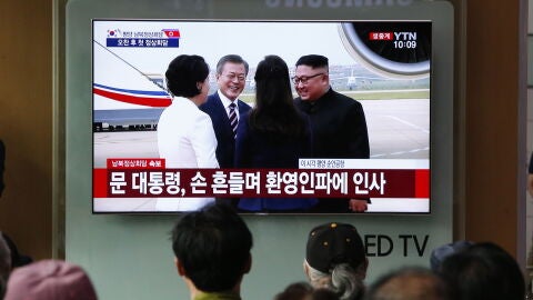 Imagen de televisi&oacute;n donde Kim Jong-un recibe a Moon Jae-in en el aeropuerto