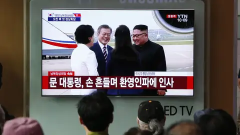 Imagen de televisión donde Kim Jong-un recibe a Moon Jae-in en el aeropuerto Imagen de televisión donde Kim Jong-un recibe a Moon Jae-in en el aeropuerto