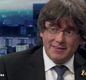 Un periodista belga pone contra las cuerdas a Puigdemont: "Si quiere algo de dignidad, creo que debería volver y encerrarse en la cárcel" Un periodista belga pone contra las cuerdas a Puigdemont: "Si quiere algo de dignidad, creo que debería volver y encerrarse en la cárcel"