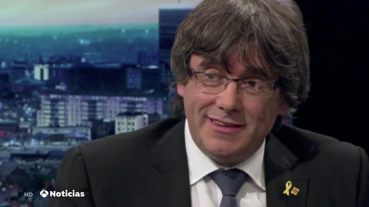Tensión durante una entrevista a Puigdemont en la televisión belga: "Si quiere algo de dignidad, creo que debería volver y encerrarse en la cárcel" Tensión durante una entrevista a Puigdemont en la televisión belga: "Si quiere algo de dignidad, creo que debería volver y encerrarse en la cárcel"
