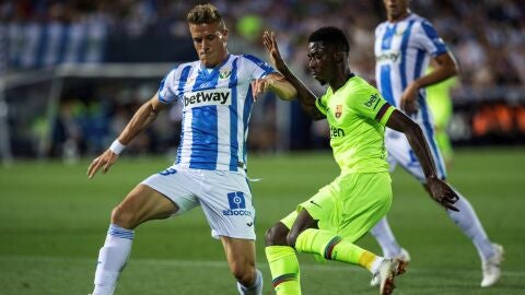 Dembel&eacute; intenta zafarse de la defensa del Legan&eacute;s