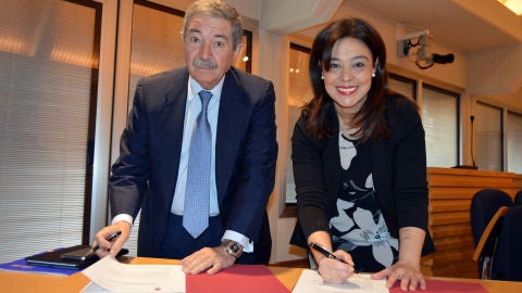 Pilar Zamora y el propietario del Aeropuerto, Rafael G&oacute;mez Arribas, durante la firma de un protocolo