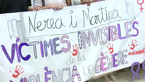 Concentración en repulsa por los asesinatos de dos niñas en Castellón Concentración en repulsa por los asesinatos de dos niñas en Castellón