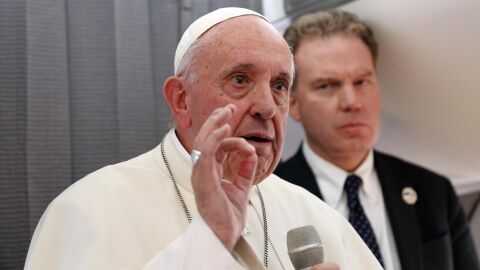 El papa Francisco habla con los medios de comunicaci&oacute;n a bordo de un vuelo que sali&oacute; de Tallin, Estonia, tras su visita a los pa&iacute;ses b&aacute;lticos