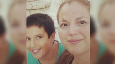 Miguel junto a su madre fallecida hace cinco meses