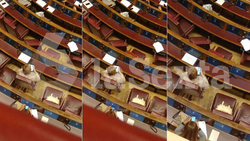 Celia Villalobos pillada comprando ropa en plena sesión de control al Gobierno Celia Villalobos pillada comprando ropa en plena sesión de control al Gobierno