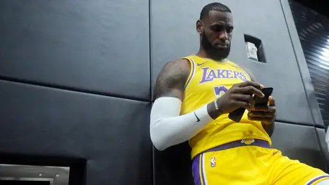 LeBron James mira su teléfono móvil en el 'Media Day' de Los Ángeles Lakers LeBron James mira su teléfono móvil en el 'Media Day' de Los Ángeles Lakers