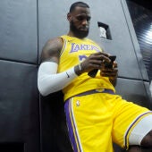 LeBron James mira su teléfono móvil en el 'Media Day' de Los Ángeles Lakers