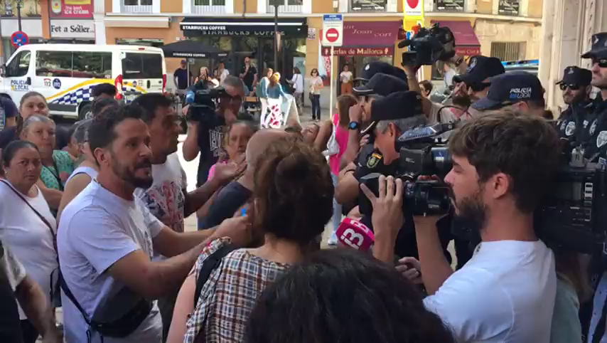 Los vecinos de Son Banya protestan en el Parlament: "Queremos casa" Los vecinos de Son Banya protestan en el Parlament: "Queremos casa"