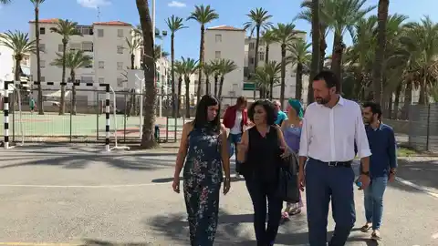 La directora territorial de Educación, en el centro, en el colegio número 37 de Elche La directora territorial de Educación, en el centro, en el colegio número 37 de Elche