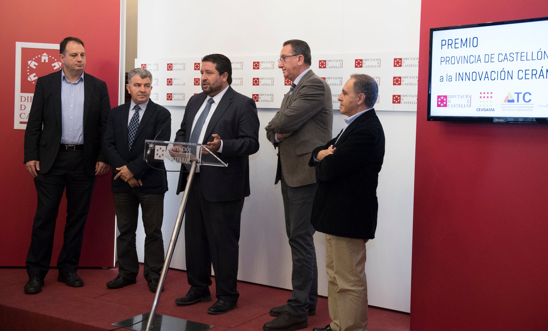 La Diputación premia la innovación del producto cerámico castellonense para usos urbanos como nuevo apoyo al sector La Diputación premia la innovación del producto cerámico castellonense para usos urbanos como nuevo apoyo al sector