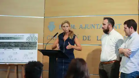 La alcaldesa, Amparo Marco, explica el ante proyecto de remodelación del Camí la Plana. MUNICIPAL