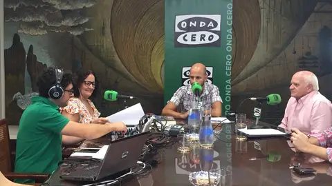 Aguas de Cáidz - Cádiz en la Onda Hoy trasladamos nuestro equipo para realizar el magacín en directo desde las instalaciones de Aguas de Cádiz. Hablamos de su labor con su presidente Álvaro De La Fuente y el gerente Jesús Oliden. También charlamos con el profesor Álvaro Pérez sobre su trabajo y dedicación como investigador del Carnaval de Cádiz. Finalmente Carmen Paúl entrevista al prestigioso escritor Julio Llamazares, que está en Cádiz presentando su nuevo libro "Las rosas del sur".