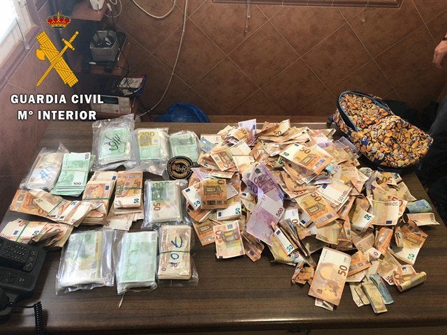 La Guardia Civil localiza 250.000 euros abandonados en el arcén de la A-4 La Guardia Civil localiza 250.000 euros abandonados en el arcén de la A-4