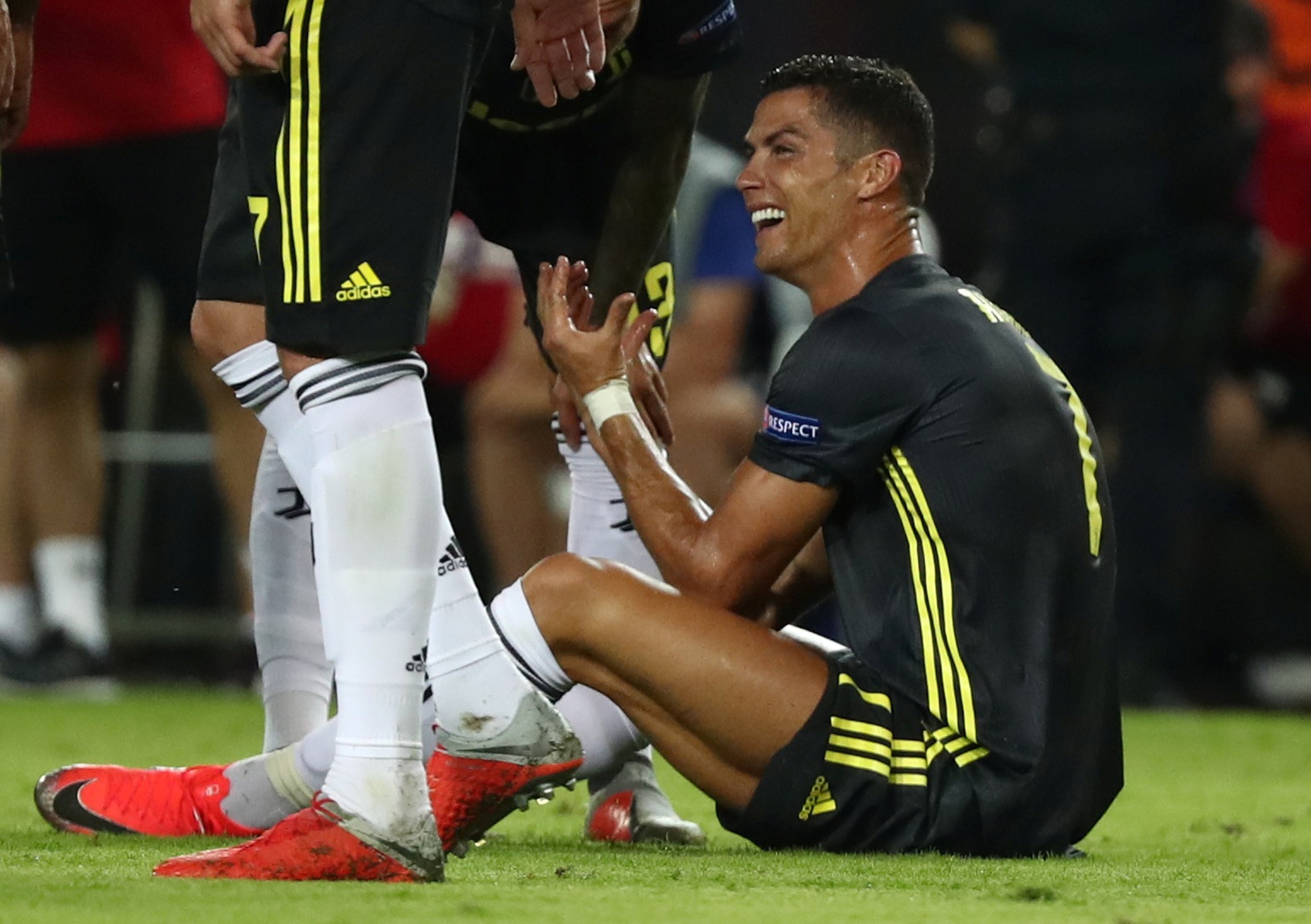 La UEFA sanciona con un partido a Cristiano Ronaldo por su expulsión en Mestalla La UEFA sanciona con un partido a Cristiano Ronaldo por su expulsión en Mestalla