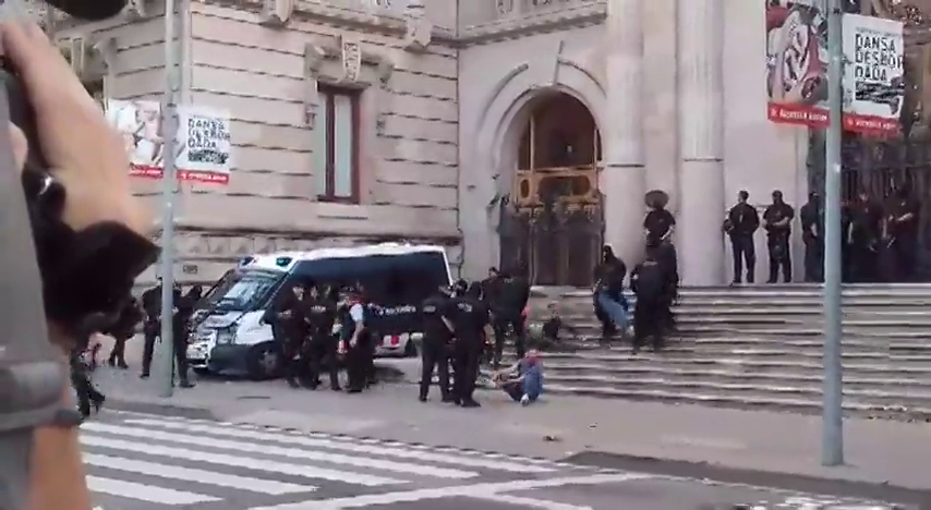 Los Mossos desalojan a un centenar de miembros de los CDR que bloquean puerta del TSJC Los Mossos desalojan a un centenar de miembros de los CDR que bloquean puerta del TSJC