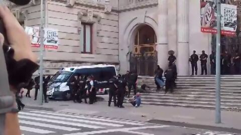 REEMPLAZO Los Mossos desalojan a un centenar de miembros de los CDR que bloqueaban la puerta del TSJC