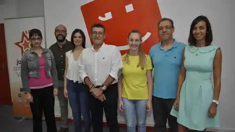 Josep Pasqual Sancho junt amb els nous candidats a la llista electoral per a 2019. La formació ha presentat en la seua seu a les quatre noves incorporacions per a la candidatura.