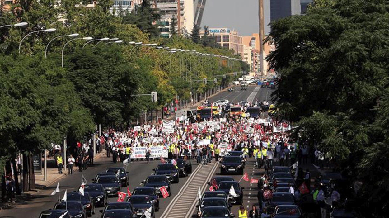 Cientos de chóferes VTC protestan en Madrid por la norma que ultima Fomento Cientos de chóferes VTC protestan en Madrid por la norma que ultima Fomento