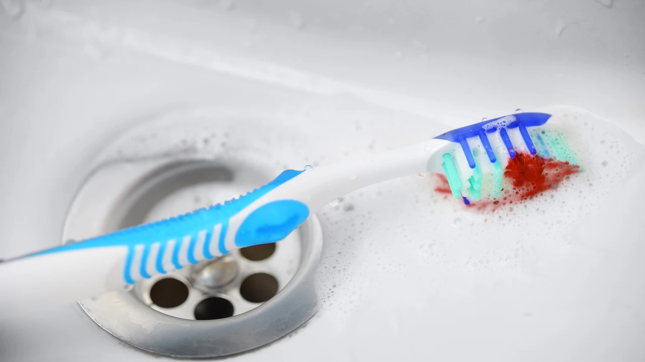 Cepillo de dientes manchado con sangre