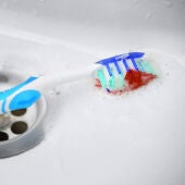 Cepillo de dientes manchado con sangre