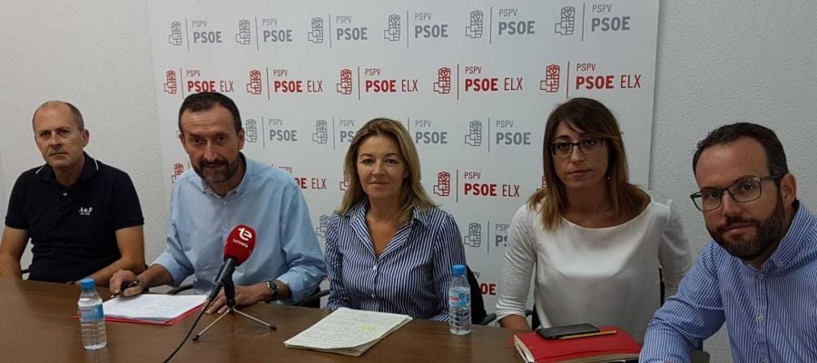 Concha Andrés, diputada del PSPV en Les Corts, junto al alcalde de Elche y los concejales de urbanismo, Promoción Económica y Educación Concha Andrés, diputada del PSPV en Les Corts, junto al alcalde de Elche y los concejales de urbanismo, Promoción Económica y Educación