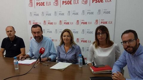 Concha Andr&eacute;s, diputada del PSPV en Les Corts, junto al alcalde de Elche y los concejales de urbanismo, Promoci&oacute;n Econ&oacute;mica y Educaci&oacute;n