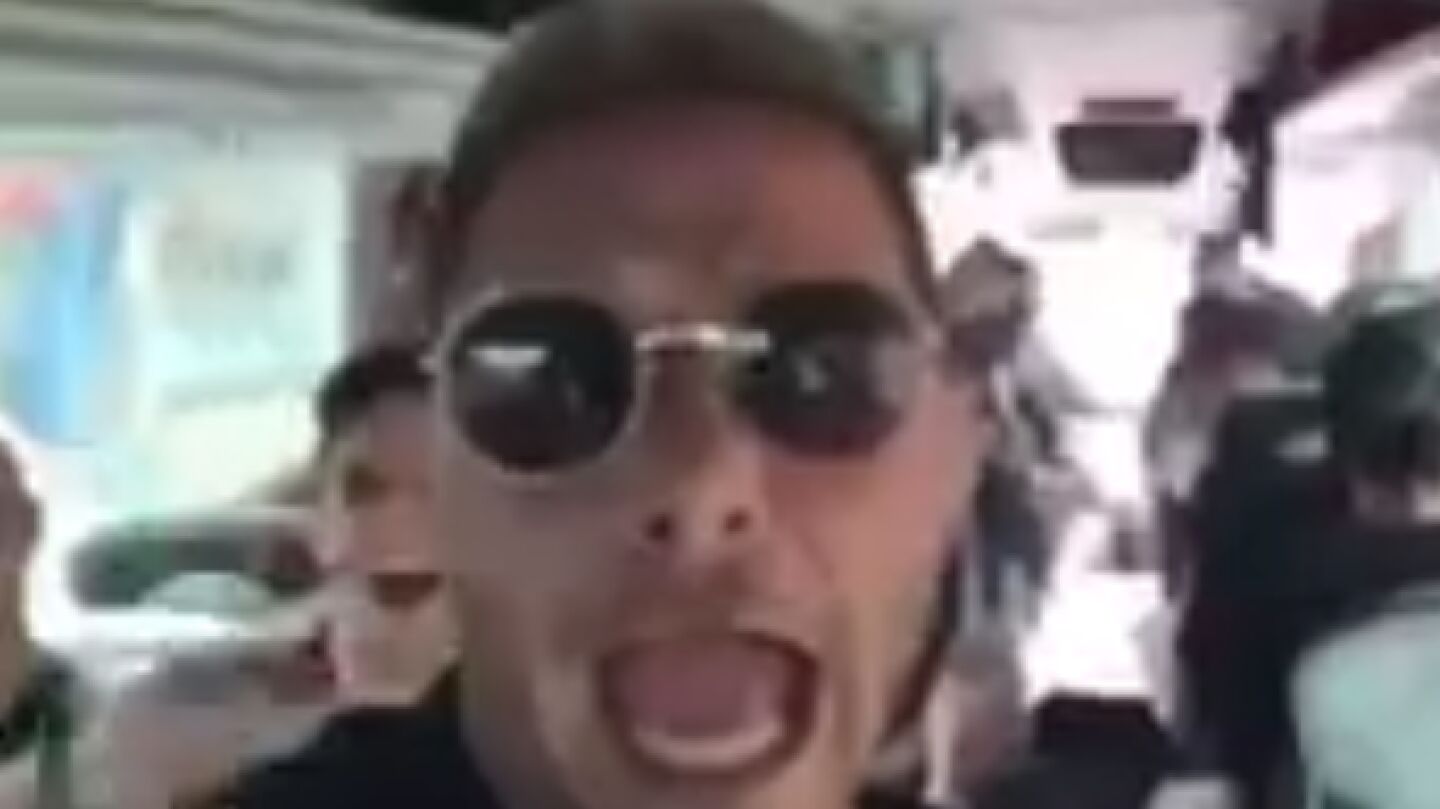 Joaquín, cantando en el autobús del Betis