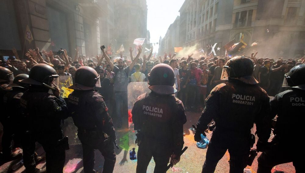 -Los Mossos d´Esquadra han cargado en Barcelona contra grupos de independentistas que pretendían llegar a la sede de la Jefatura Superior de Policía