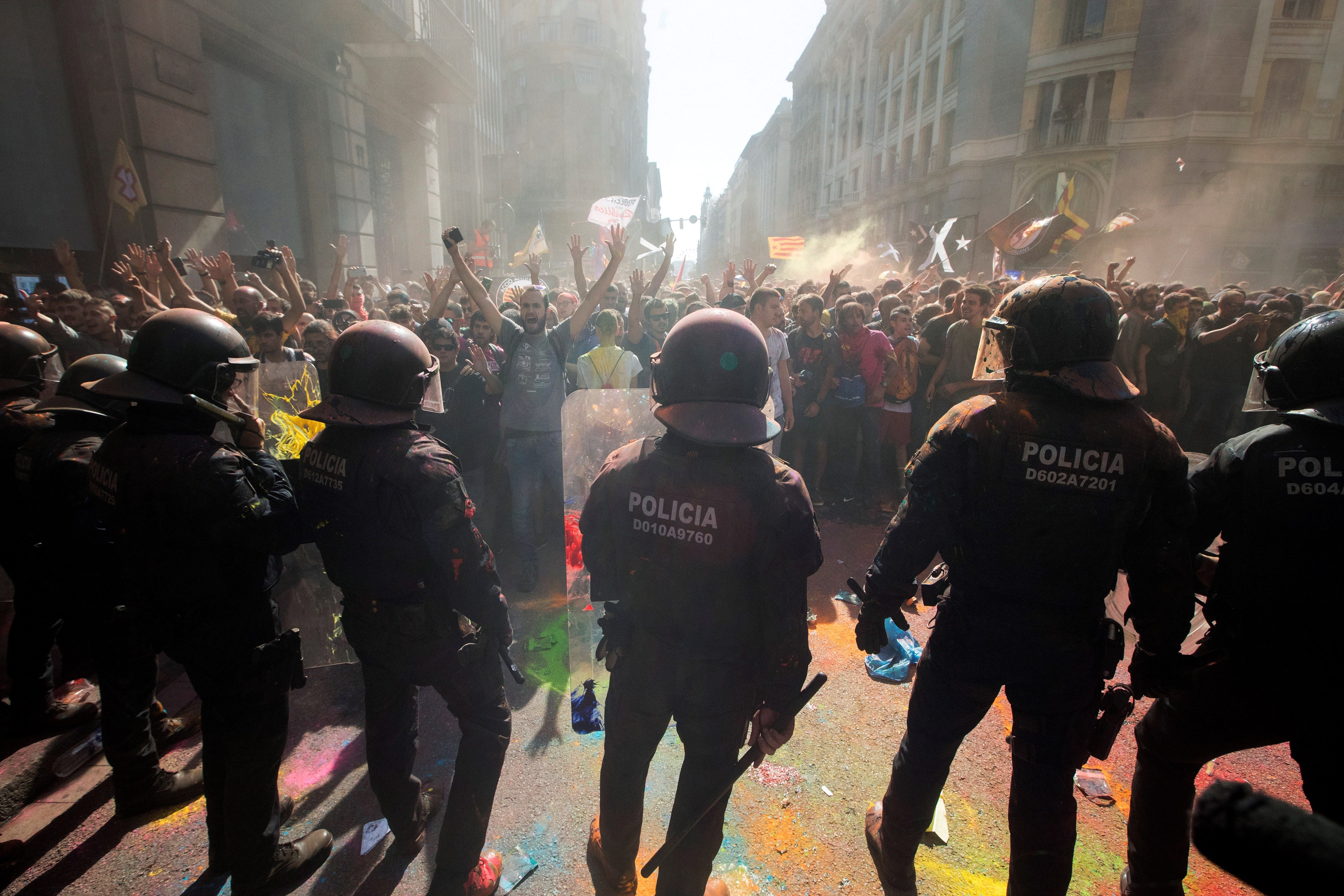 El PP aprobará en el Senado que se pague un plus a la Policía y la Guardia Civil en Cataluña por la "presión independentista" El PP aprobará en el Senado que se pague un plus a la Policía y la Guardia Civil en Cataluña por la "presión independentista"