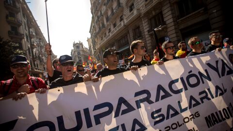 Polic&iacute;as nacionales y guardias civiles se manifiestan en Barcelona para reivindicar la "equiparaci&oacute;n salarial"