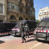 Mossos d'Esquadra manchados con polvos de colores