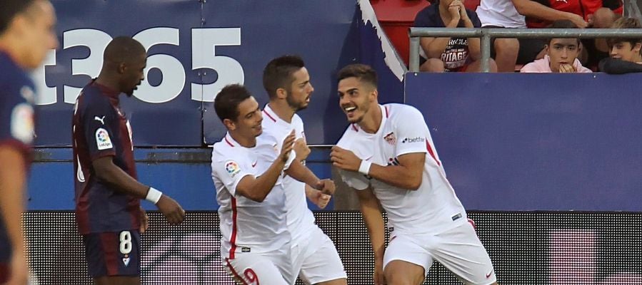 Los jugadores del Sevilla celebran el gol de André Silva ante el Eibar Los jugadores del Sevilla celebran el gol de André Silva ante el Eibar