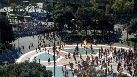 Mossos d'Esquadra ante los manifestantes independentistas que pretend&iacute;an boicotear la manifestaci&oacute;n de Jusapol