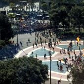 Mossos d'Esquadra ante los manifestantes independentistas que pretendían boicotear la manifestación de Jusapol