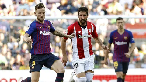 Raúl García, ante Rakitic Raúl García, ante Rakitic