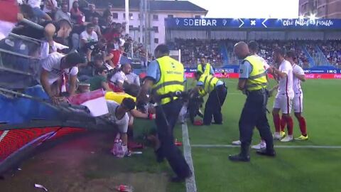 Momento en el que la grada de Ipurua se venci&oacute; tras el gol de Banega